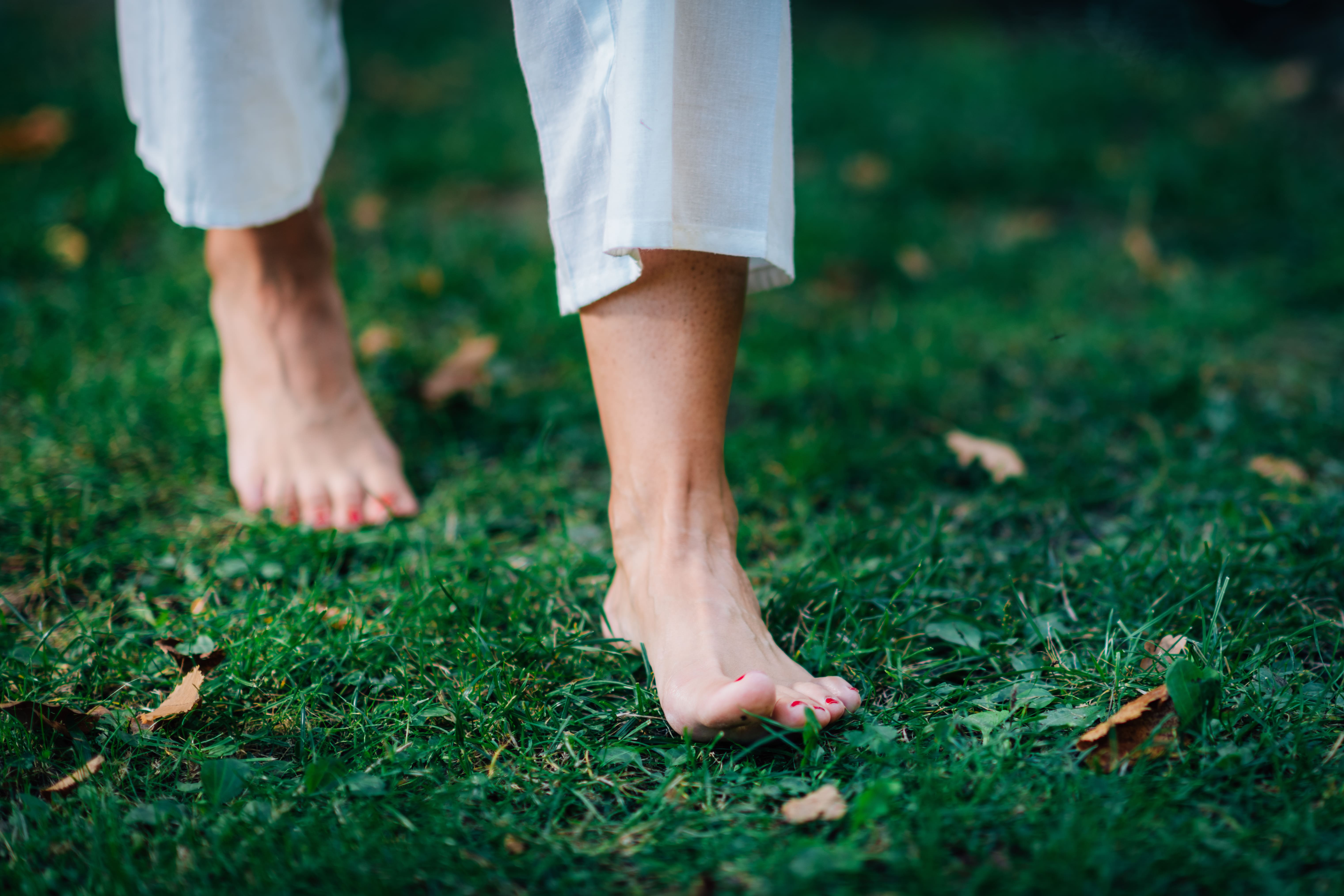 yoga-woman-walking-barefoot-focus-on-feet-2022-01-18-18-08-00-utc_2-min.jpg